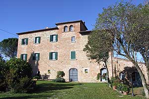 Castel del gallo, en villa med betydande historia, ligger 500 m fr&aring;n Pozzo della Chiana i Toscana.